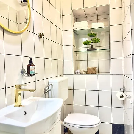 & - 5 Min Walk Appartement *